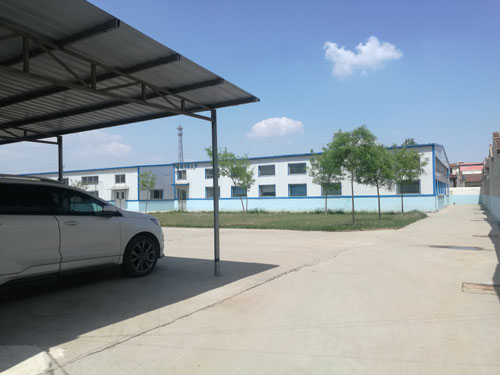 德州健之源地處魯西北平原，毗鄰黃河故道森林公園，生產(chǎn)條件環(huán)境優(yōu)越，擁有現(xiàn)代化的廠房，標(biāo)準(zhǔn)化的生產(chǎn)車間，公司擁有三證：SC食品生產(chǎn)許可證、GMP證、食品出口生產(chǎn)企業(yè)證書，生產(chǎn)過(guò)程中采用ISO22000管理體系進(jìn)行科學(xué)管理，并擁有近十年的生產(chǎn)加工經(jīng)驗(yàn)，產(chǎn)品口感、湯色、功效等各項(xiàng)指標(biāo)均能達(dá)到客戶滿意，生產(chǎn)采用全自動(dòng)帶線帶牌袋泡茶包裝機(jī)生產(chǎn)線，有全套的粉碎和超微粉碎、分篩、烘干、滅菌、制粒、制袋等設(shè)備，科學(xué)的生產(chǎn)工藝和嚴(yán)格規(guī)范的滅菌殺毒技術(shù)。
