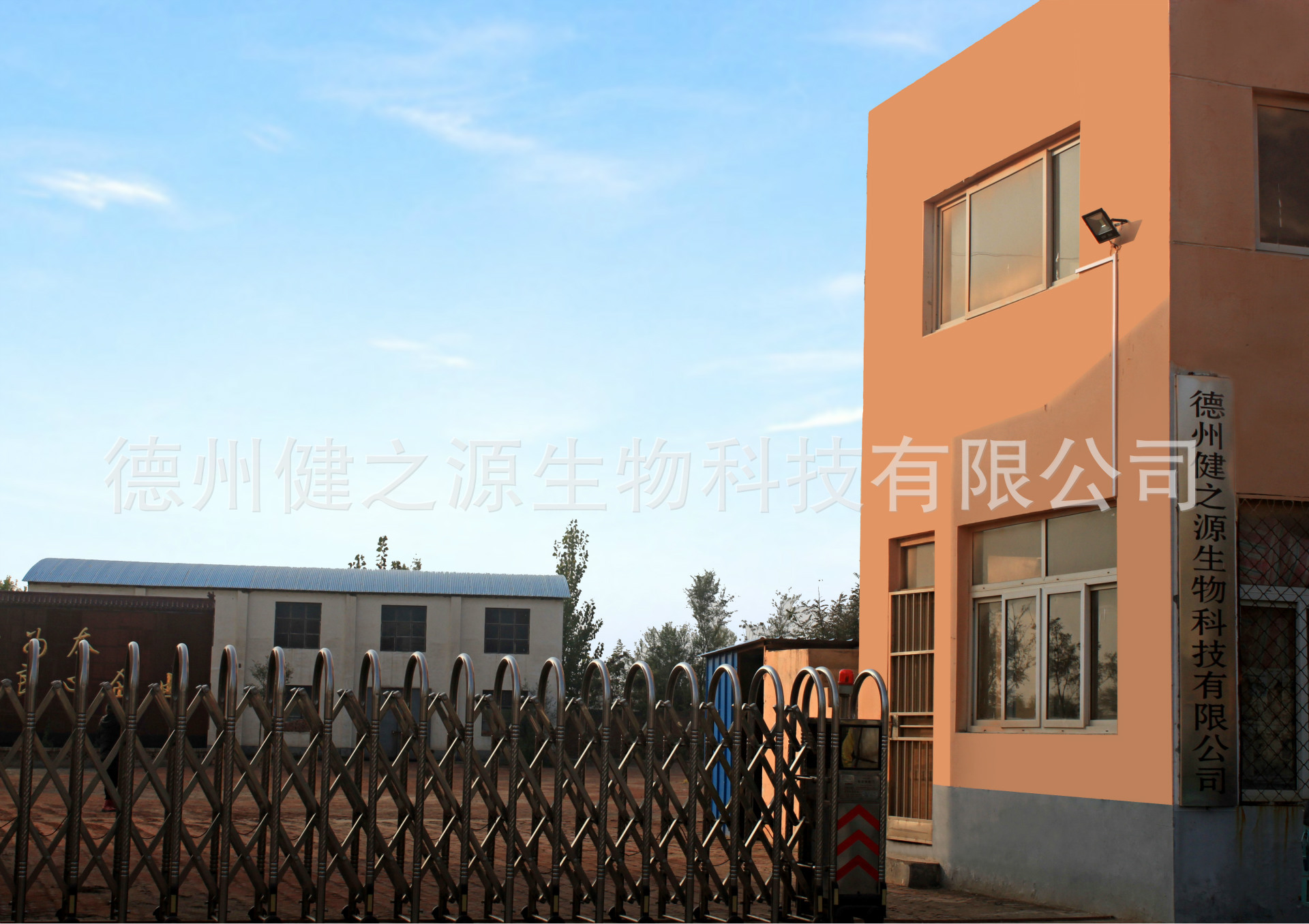 德州健之源生物科技有限公司是一家專業(yè)生產(chǎn)營養(yǎng)素補(bǔ)充劑、SC營養(yǎng)食品公司，業(yè)務(wù)范圍包括固體飲料、壓片糖果、代用茶、沖劑以及各種膳食養(yǎng)生健康食品的生產(chǎn)代工、OEM、 ODM等。公司占地五十余畝，廠區(qū)建筑面積4000余m2，內(nèi)設(shè)生產(chǎn)車間、質(zhì)量控制室、產(chǎn)品檢測中心、陰涼倉庫、辦公用房及輔助用房。生產(chǎn)車間總面積1000余m2，其中保健食品GMP 凈化車間600m2，裸藻片代加工 裸藻復(fù)合壓片糖果OEM  食品片劑貼牌委托生產(chǎn)廠家 一般生產(chǎn)區(qū)400m2；倉儲總面積（原輔料倉庫、成品倉庫、包材倉庫等）2500m2，物料分區(qū)分庫存放；檢測分析室（包括理化分析室、微生物檢驗(yàn)室、留樣觀察室等）總面積300m2。辦公用房200m2。流水生產(chǎn)線承接粉劑，片劑，袋泡茶，顆粒劑 等劑型的成品、半成品代加工。  公司成立專項(xiàng)實(shí)驗(yàn)室，引進(jìn)山東中醫(yī)藥大學(xué)的醫(yī)藥技術(shù)部部長等相關(guān)專業(yè)人員組建科研團(tuán)隊(duì)，在分子生物學(xué)、微 生物發(fā)酵、藥食同源、新資源食品研究等方面實(shí)行研產(chǎn)一體化，針對不同方向的營養(yǎng)課題進(jìn)行探討研究，并將科研成果轉(zhuǎn)化為生產(chǎn)力，為產(chǎn)業(yè)化生產(chǎn)提供技術(shù)支撐。